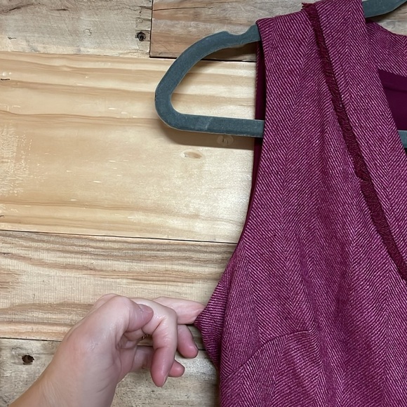 Banana Republic size 2 Cranberry Colored Sleeveless V-neck Sheath Mini Dress - Picture 5 of 7